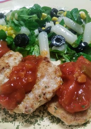 Una foto de Hamburguesas de pollo con salsa de tomate y pimientos