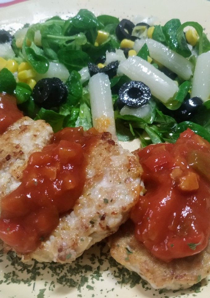 Una foto de Hamburguesas de pollo con salsa de tomate y pimientos