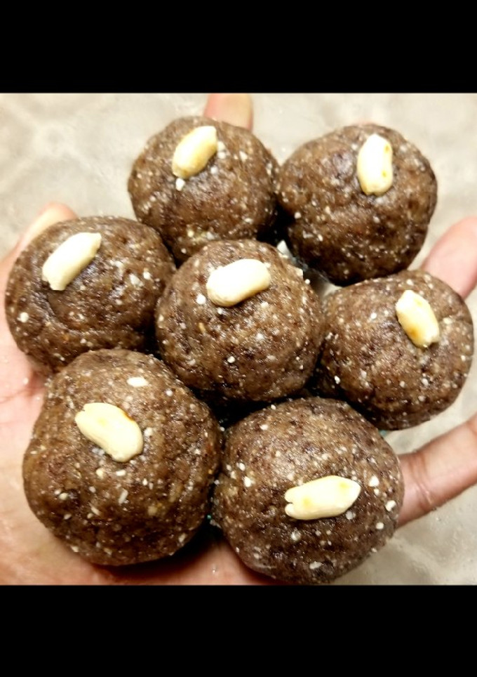 சிமிலி உருண்டை /ராகி வேர்க்கடலை லட்டு (Simili urundai recipe in tamil) செய்முறை முக்கிய புகைப்படம்