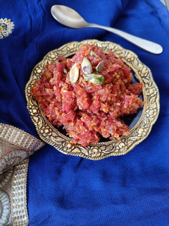 ગાજર બીટ નો હલવો (Gajar Beetroot Halwa Recipe In Gujarati) રેસીપી મુખ્ય ફોટો