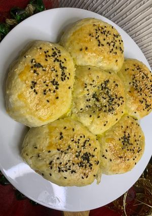 A picture of Chicken filled buns.