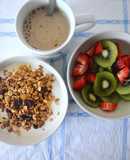 Café con leche de almendras, muesli con queso quark