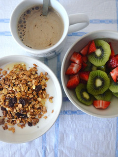 Una foto de Café con leche de almendras, muesli con queso quark