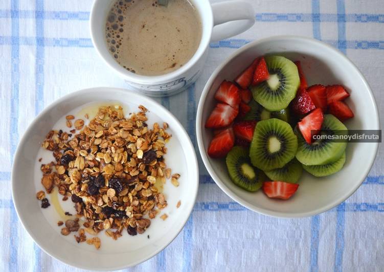 Café con leche de almendras, muesli con queso quark