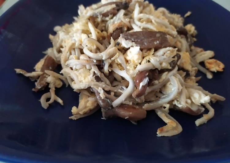 Revuelto de gulas con setas