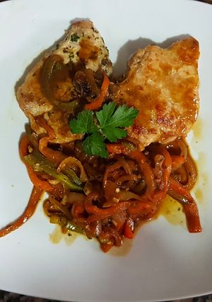 Una foto de Costilla de cerdo con vegetales al horno.👨‍🍳