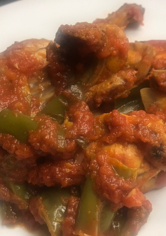 Una foto de Carne con pimiento,tomate y alcachofas, la merienda-cena típica de Pascua 🐣en La Safor