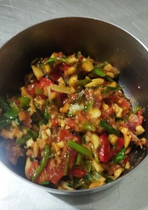 A picture of Green garlic chutney.
