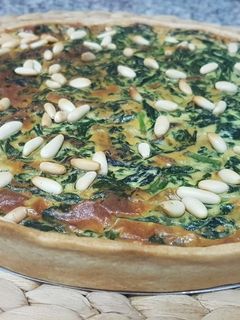 Una foto de Pastel de espinacas, uvas pasas y ricotta