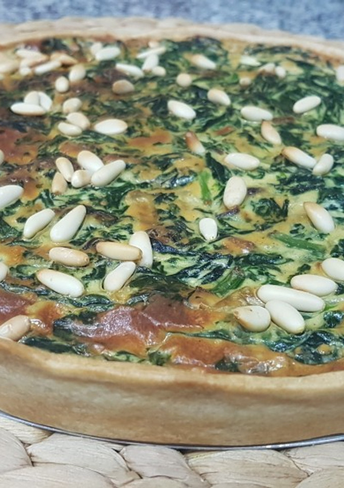 Una foto de Pastel de espinacas, uvas pasas y ricotta