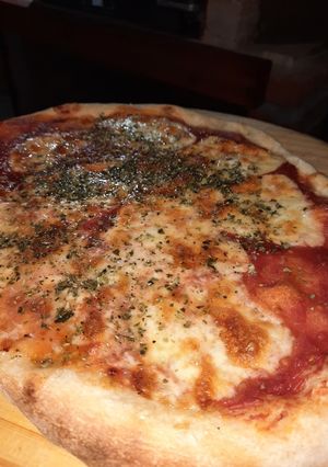 Una foto de Pizza al horno de barro