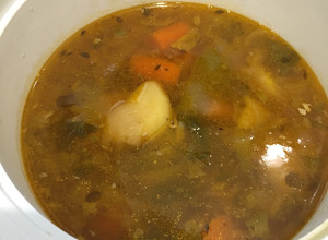 Una foto de Caldo de Costillas Asadas y Pollo