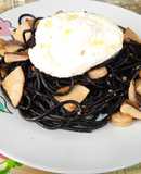 Espaguetis negros con shiitake, gambas y burrata