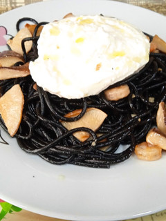 Una foto de Espaguetis negros con shiitake, gambas y burrata