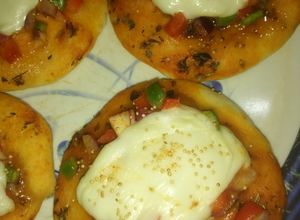Una foto de Pizzetitas con salsa criolla