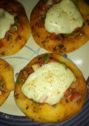 Una foto de Pizzetitas con salsa criolla