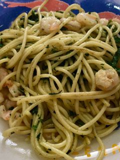 Una foto de Pasta con gambas y espinacas