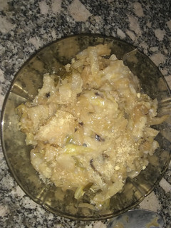 Una foto de Repollo salteado con salsa blanca y queso (receta muy fácil)