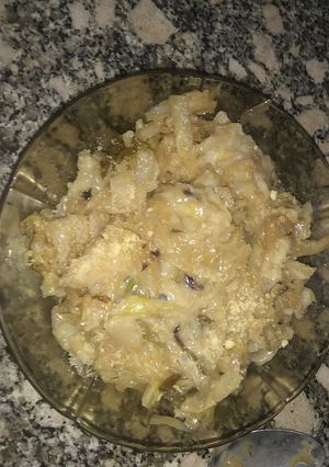 Una foto de Repollo salteado con salsa blanca y queso (receta muy fácil)