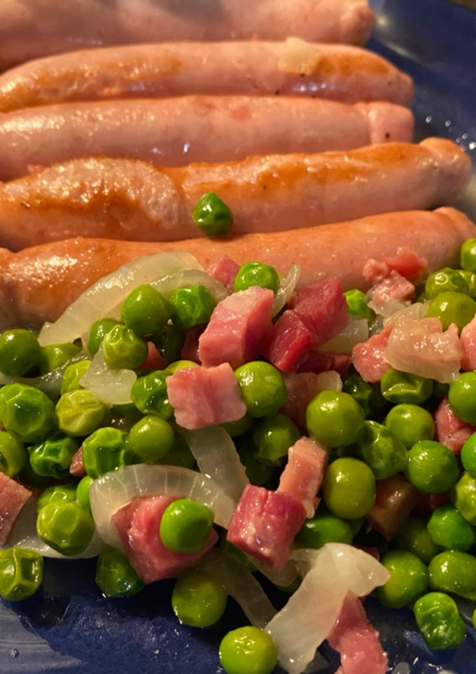 Una foto de Longaniza fresca con cebolla, jamón y guisantes