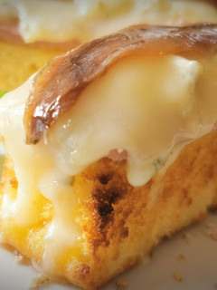 Una foto de Pincho de Bizcocho con Papada ibérica, queso Gorgonzola y Anchoa