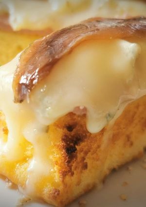 Una foto de Pincho de Bizcocho con Papada ibérica, queso Gorgonzola y Anchoa