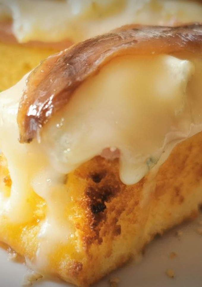 Una foto de Pincho de Bizcocho con Papada ibérica, queso Gorgonzola y Anchoa