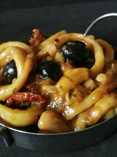 Una foto de Calamares con aceitunas negras
