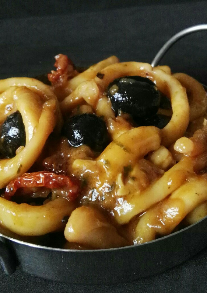 Una foto de Calamares con aceitunas negras
