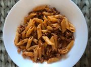 Una foto de macarrones con carne de cerdo