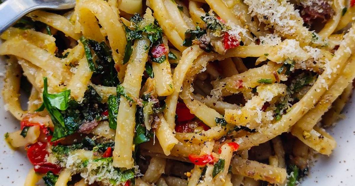 Pasta With Oil, Chilli & Garlic Recipe by Natalie Marten - Cookpad