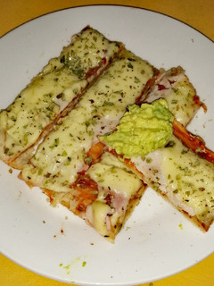 Una foto de Pizza con Palta🍕🥑