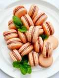 Mentás-málna ganache macaronba