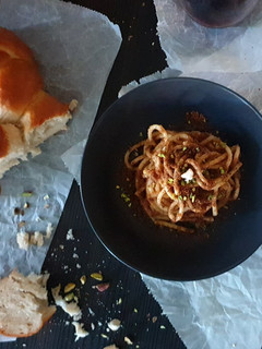 Foto di Pici con aglio,pistacchi e briciole di pane
