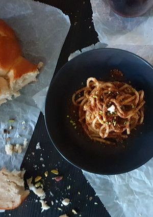 Foto di Pici con aglio,pistacchi e briciole di pane