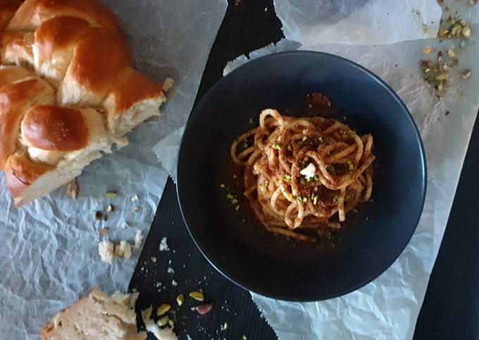 Pici con aglio,pistacchi e briciole di pane