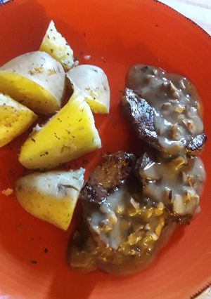 Una foto de Bifecitos de lomo al champignon con papas al natural