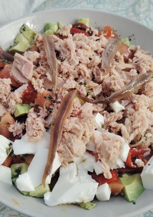 Una foto de Ensalada de aguacate y queso fresco