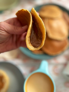 Una foto de Tortitas americanas con crema de schoko bons