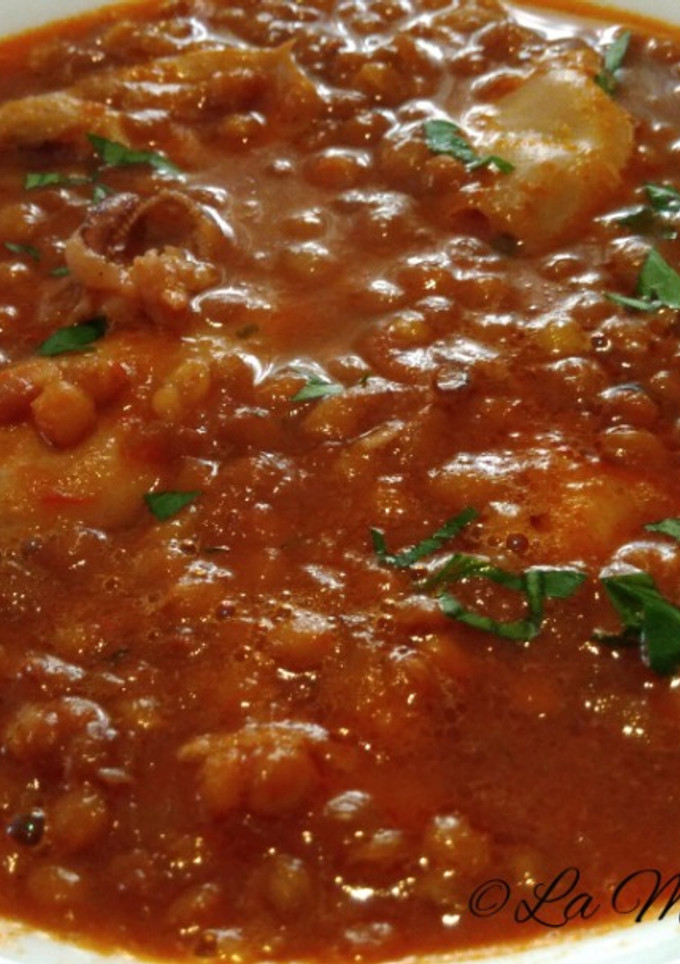 Una foto de Lentejas con calamares a la marinera