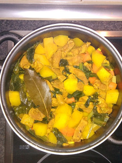 Una foto de Estofado de cordero con patatas, zanahoria y acelgas