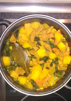 Una foto de Estofado de cordero con patatas, zanahoria y acelgas