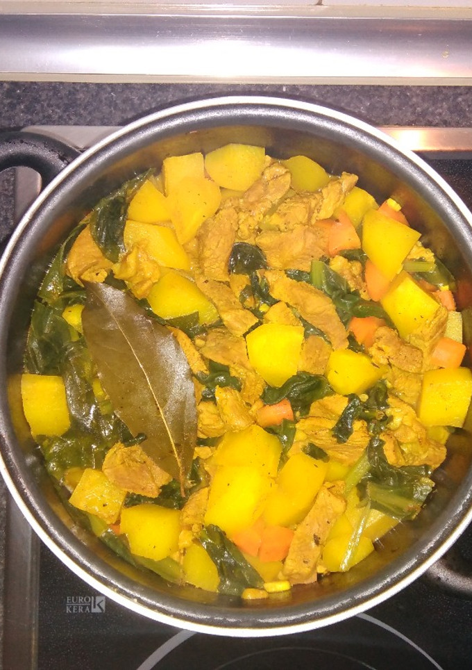 Una foto de Estofado de cordero con patatas, zanahoria y acelgas