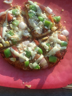 पिज़्ज़ा (pizza recipe in Hindi) रेसिपी मुख्य फोटो
