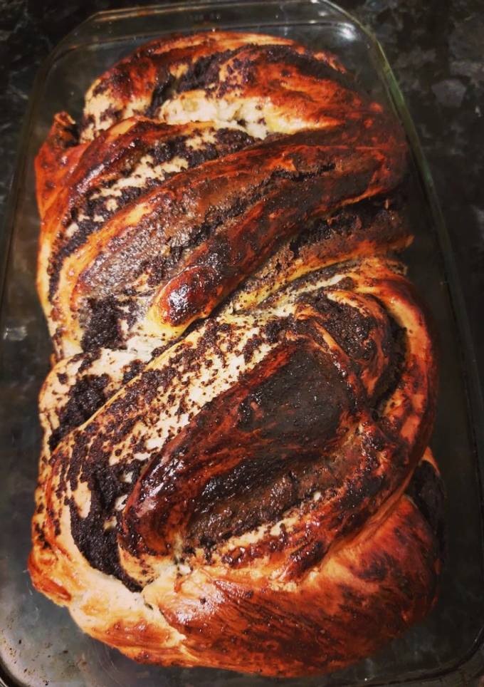 Здобна булка з маком