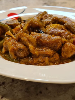 Una foto de Guiso de salchichas con berenjena y pimientos