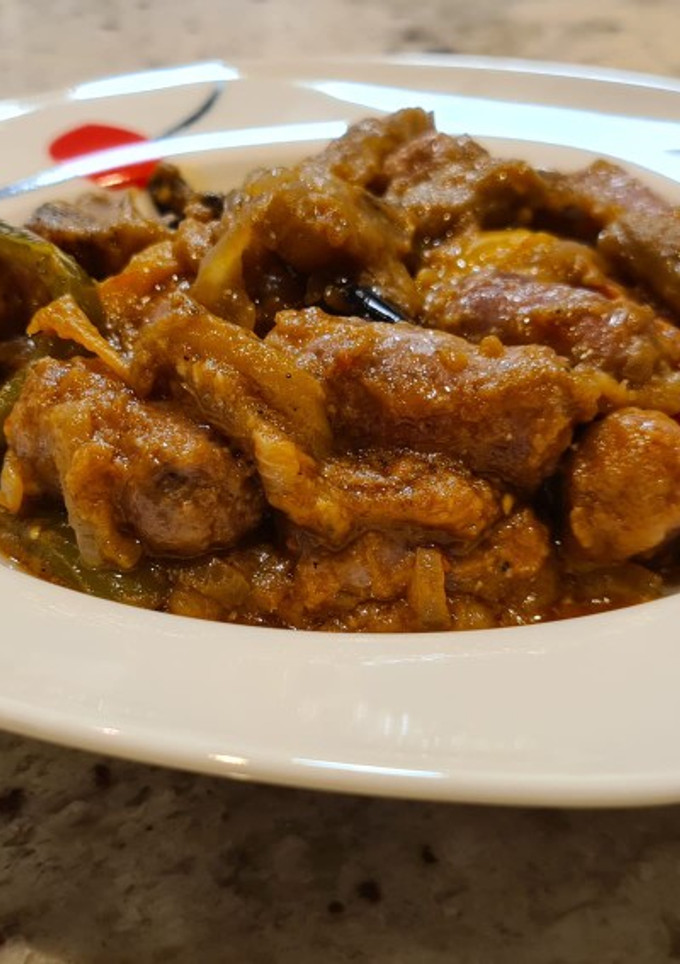 Una foto de Guiso de salchichas con berenjena y pimientos