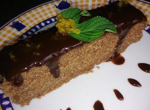 Una foto de TORTA DE  HARINA DE MAIZ (PAN) CON CHOCOLATE, CREMA MOCACCINO Y CONFITURA DE NARANJA