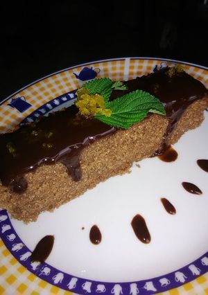 Una foto de TORTA DE  HARINA DE MAIZ (PAN) CON CHOCOLATE, CREMA MOCACCINO Y CONFITURA DE NARANJA