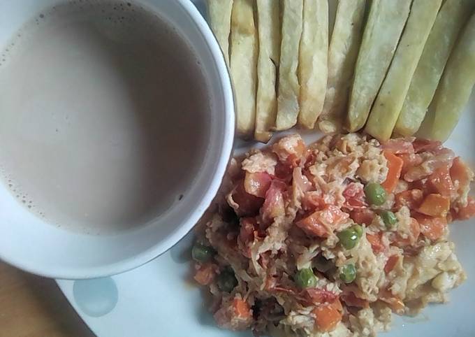 Chips & Chicken egg sauce with cocoa drink